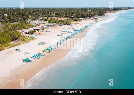 Vue aérienne des bateaux de pêche sur la plage de Nilaveli, Sri Lanka, pour le tourisme Banque D'Images