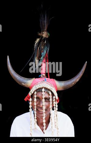 Portrait d'un homme de la tribu des cornes Bison, Chhattisgarh, Inde Banque D'Images