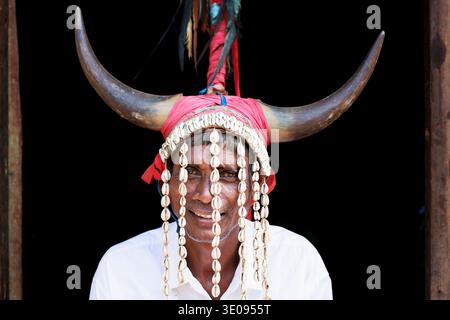 Portrait d'un homme de la tribu des cornes Bison, Chhattisgarh, Inde Banque D'Images