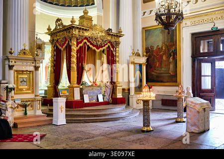 Les gens se rassemblent dans le monastère Alexander Nevsky Lavra à Pétersbourg. L'église présente des décorations ornées et des bougies allumées par les visiteurs. Banque D'Images