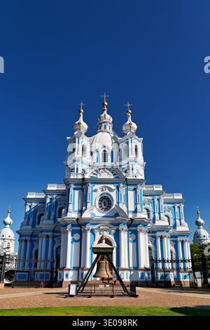 Les visiteurs admirent le couvent de Smolny sur Ploschad Rastrelli, un site remarquable près de la rivière Neva à Saint-Pétersbourg sous un ciel bleu. Banque D'Images