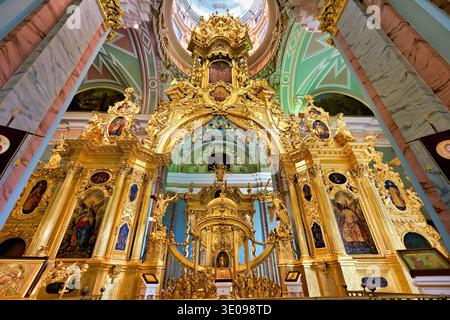 Les visiteurs admirent les décorations détaillées et les icônes à l'intérieur de la cathédrale Pierre-et-Paul, située dans la forteresse historique Pierre-et-Paul. Banque D'Images