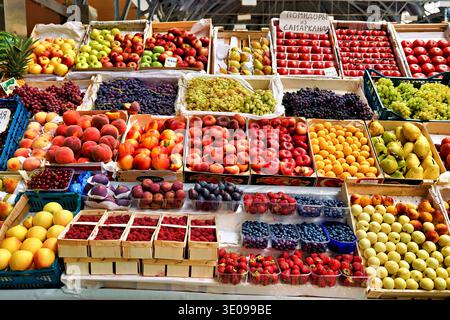 Les étals du marché Kuznechnyy Rynok montrent divers fruits à vendre à Saint-Pétersbourg pendant la journée. Les acheteurs peuvent trouver des produits frais ici. Banque D'Images