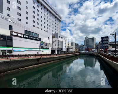 Vue sur le centre-ville de Nagasaki avec cours de rivière, Nagasaki, Japon. Banque D'Images