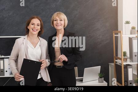 Collègues féminines heureuses sur le lieu de travail au bureau Banque D'Images
