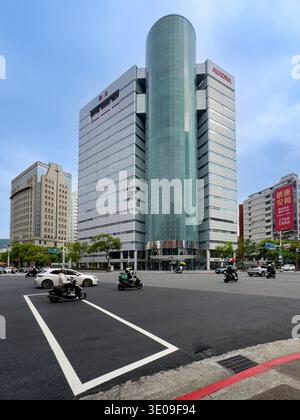 Intersection à Taipei, Taiwan - beaucoup de gens, scooters et voitures sur la route ; trafic urbain dense caractérise la scène de rue urbaine. Taiwan. Banque D'Images