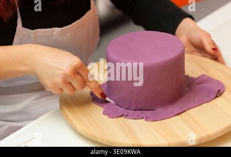 Leçon de pâtisserie, de travailler sur les chiffres de l'Halloween avec du fondant pâte ou pâte à sucre. Banque D'Images