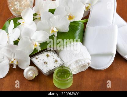 Accessoires de Spa avec des fleurs d'orchidées sur table en bois Banque D'Images
