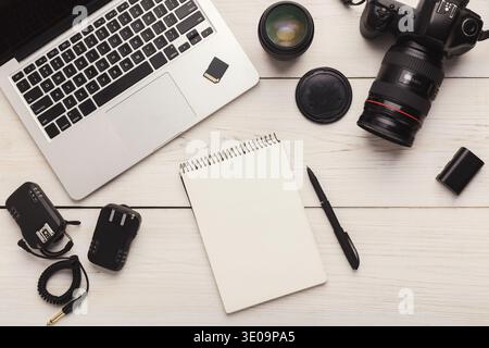 Matériel de photographe et bloc-notes vierge Banque D'Images