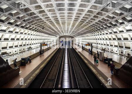 Intérieur de la station de métro Washington DC, vue en angle élevé des voies ferrées souterraines avec les navetteurs sur la plate-forme du métro Banque D'Images