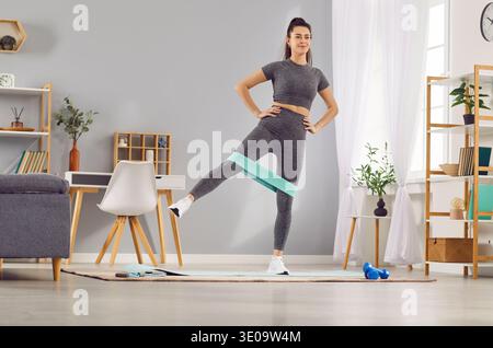 Femme faisant un exercice d'étirement avec des bandes de résistance Banque D'Images
