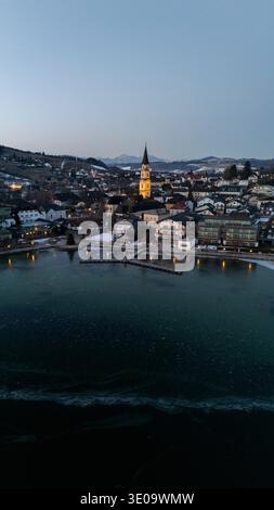 Le lac Mattsee partiellement gelé dans la région des lacs de Salzbourg au nord de la ville de Salzbourg à Flachgau au lever du soleil. Banque D'Images
