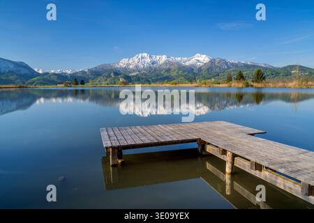 Passerelle à Eichsee devant Herzogstand (1731 m) et Heimgarten (1790 m), Großweil, Bavière, Allemagne, Europe Banque D'Images