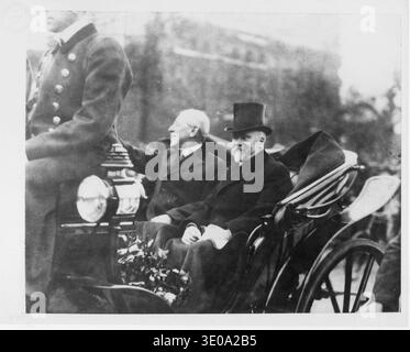 Woodrow Wilson et le président Poincare défilent à Paris, France. Wilson est devenu le premier président à quitter les États-Unis alors qu'il était en fonction lorsqu'il a voyagé en France en décembre 1918. Banque D'Images