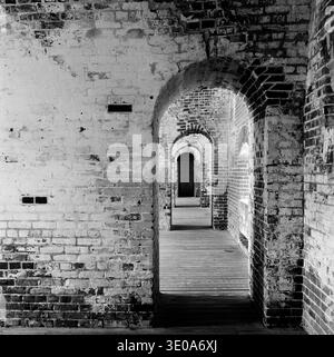 HB37209-00...CAROLINE DU NORD - arcades à Fort Macon dans le parc national de Fort Macon, Atlantic Beach. Film Ilford HP5+ avec caméra Rolleicord. Banque D'Images