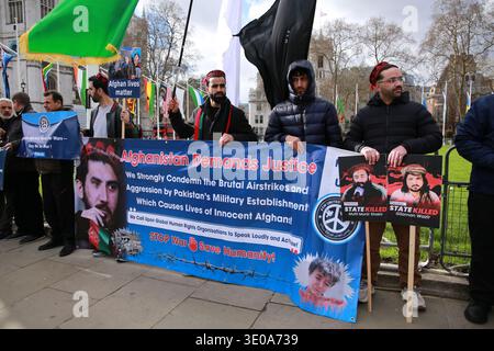 Londres, Royaume-Uni. 11 mars 2026. Des manifestants se rassemblent sur la place du Parlement, en face du Palais de Westminster, pour protester contre les frappes aériennes du Pakistan sur des cibles en Afghanistan. Des militants de la diaspora pachtoune et leurs partisans tiennent des pancartes et scandent des slogans appelant à la fin des attaques militaires transfrontalières. Crédit : Waldemar Sikora / Alamy Live News Banque D'Images