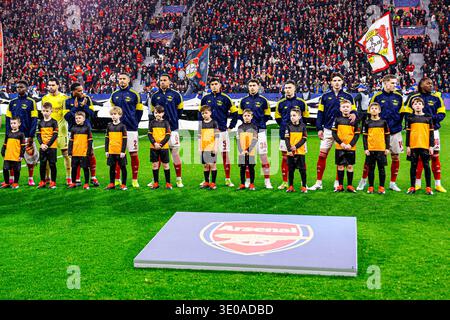 Bukayo Saka d'Arsenal FC, le gardien David Raya d'Arsenal FC, Jurrien Timber d'Arsenal FC, William Saliba d'Arsenal FC, Gabriel d'Arsenal FC, Piero Hincapie d'Arsenal FC, Martin Zubimendi d'Arsenal FC, Gabriel Martinelli d'Arsenal FC, Declan Rice d'Arsenal FC, Viktor Gyokeres de l'Arsenal FC et Eberechi Eze de l'Arsenal FC se retrouvent avant le match de la 16e manche de l'UEFA Champions League 2025/26 entre le Bayer 04 Leverkusen et l'Arsenal FC à la BayArena le 11 mars 2026 à Leverkusen, Allemagne. Banque D'Images