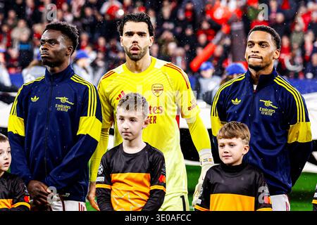 Bukayo Saka de l'Arsenal FC, le gardien David Raya de l'Arsenal FC et Jurrien Timber de l'Arsenal FC se retrouvent avant le match de la 16e manche de l'UEFA Champions League 2025/26 entre le Bayer 04 Leverkusen et l'Arsenal FC à BayArena le 11 mars 2026 à Leverkusen, Allemagne. (Crédit : Marcel ter bals/MTB-photo/Alamy Live News) Banque D'Images