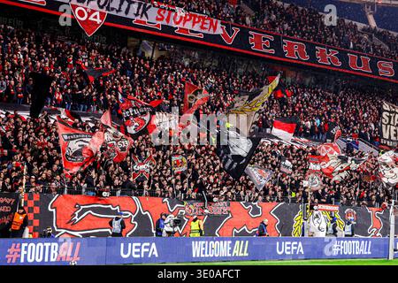 Les fans et supporters du Bayer 04 Leverkusen brandissent des drapeaux avant le match de la 16e manche de l'UEFA Champions League 2025/26 entre le Bayer 04 Leverkusen et l'Arsenal FC à la BayArena le 11 mars 2026 à Leverkusen, Allemagne. Banque D'Images