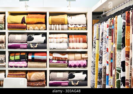 Couvertures et tissus colorés dans le magasin Banque D'Images