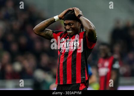 Rafael Leao de l'AC Milan réagit lors de la série Serie A Enilive match entre l'AC Milan et le FC Internazionale au Stadio Giuseppe Meazza le 8 mars 2026 à Milan, en Italie Banque D'Images