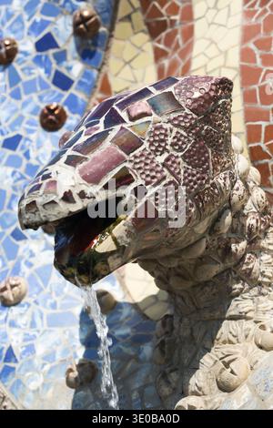 Espagne, Barcelone, une partie de sculpture-fontaine à l'entrée du Parc Güell, conçu par Antonio Gaudi. Banque D'Images