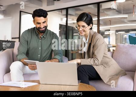 Collègues collaborant sur ordinateur portable et tablette numérique dans le salon de bureau Banque D'Images