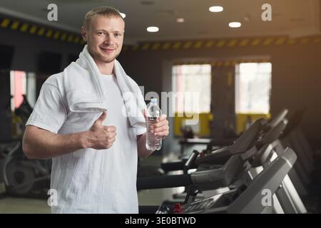 Bodybuilder masculin eau potable après l'entraînement Banque D'Images