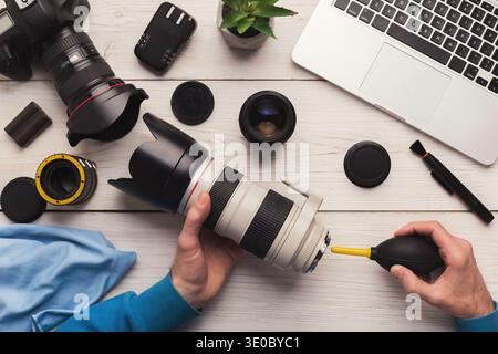 Nettoyage de l'objectif de la caméra avec outil spécial, vue de dessus Banque D'Images