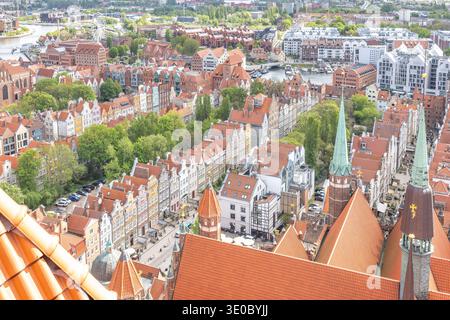 Gdansk, une ville sur la côte Baltique du nord de la Pologne, Europe. Paysage urbain pittoresque avec architecture traditionnelle, toits rouges et verdoyant Banque D'Images
