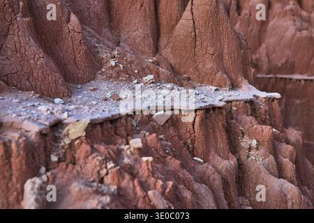 Des formations argile érodées et des débris rocheux se rapprochent dans les Badlands désertiques accidentés Banque D'Images
