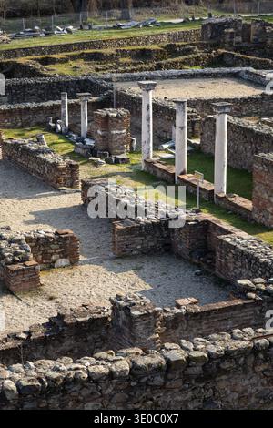 vue en haut angle des ruines romaines et macédoniennes antiques de heraclea lyncestis, montrant des colonnes de marbre blanc et des murs de briques en pierre excavés en sprin Banque D'Images