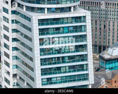 Drone vue rapprochée des étages supérieurs arrondis de la tour Bridgewater place montrant l'architecture moderne en verre s'élevant au-dessus du centre-ville de Leeds Banque D'Images