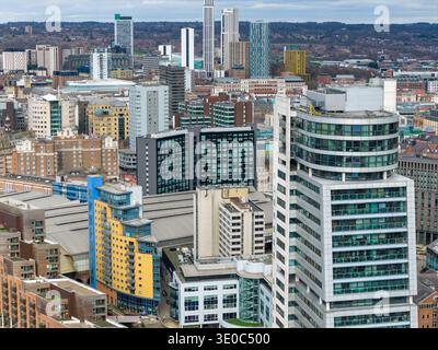 Vue aérienne par drone sur Leeds avec tours modernes bâtiments résidentiels, canaux de bureaux et architecture urbaine dense se propageant dans toute la ville Banque D'Images