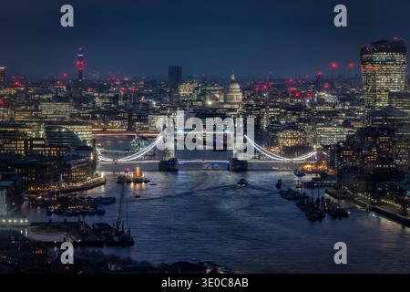 Vue surélevée en soirée du Tower Bridge illuminé et de la cathédrale Pauls à Londres, Angleterre Banque D'Images