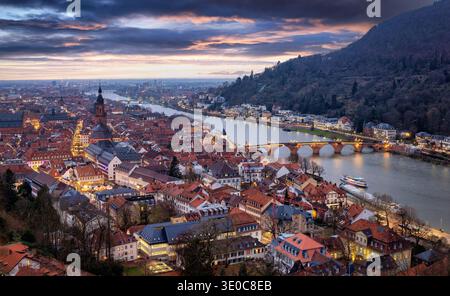 Vue panoramique surélevée de la ville illuminée de Heidelberg, en Allemagne, pendant le crépuscule hivernal Banque D'Images