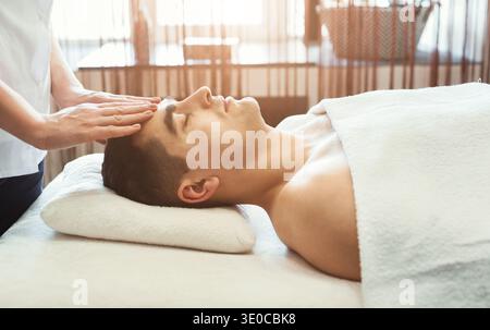 Bel homme obtenant le traitement professionnel du visage Banque D'Images