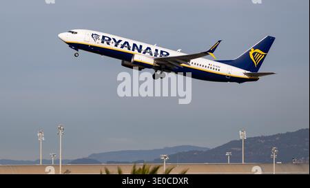 L'avion Boeing 737-800 de Ryanair décolle de l'aéroport de Barcelone Banque D'Images