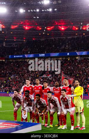 LEVERKUSEN, ALLEMAGNE - 11 MARS : le départ de onze d'Arsenal avec Viktor Gyokeres d'Arsenal, Gabriel d'Arsenal, Piero Hincapie d'Arsenal, Eberechi Eze d'Arsenal, William Saliba d'Arsenal, le gardien de but David Raya, Declan Rice d'Arsenal, Bukayo Saka d'Arsenal, Jurrien Timber d'Arsenal, Gabriel Martinelli d'Arsenal et Martin Zubimendi d'Arsenal posent pour une photo d'équipe avant le match de la 16e manche de l'UEFA Champions League 2025/26 entre le Bayer 04 Leverkusen et l'Arsenal FC à la BayArena le 11 mars 2026 à Leverkusen, Allemagne. (Photo de René Nijhuis) Banque D'Images