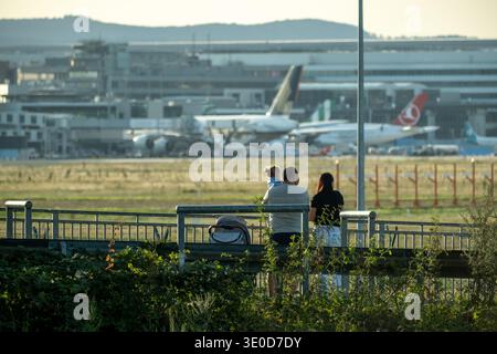 17.08.2025, Allemagne, Francfort-sur-le-main, Hesse - Aéroport de Francfort, famille avec vue depuis le point d'observation Luftbrueckendenkmal. 00A250817D697CAR Banque D'Images