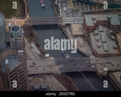 Vue aérienne du fleuve Chicago au crépuscule depuis le pont aérien de la Willis Tower Skydeck avec circulation sur barge, ponts multiples voies ferrées surélevées et bâtiments du centre-ville Banque D'Images