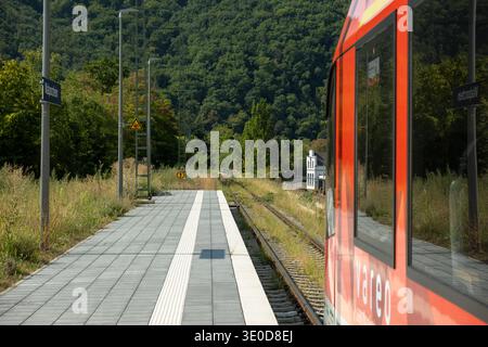 27.08.2025, Allemagne, Rhénanie-Palatinat, Bad Neuenahr-Ahrweiler - reconstruction de la vallée de l'Ahr : nouvelle gare régionale de Walporzheim o Banque D'Images