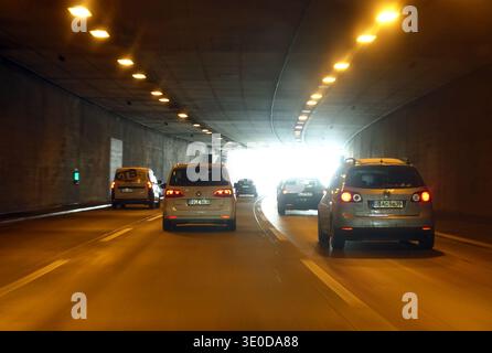 15.02.2025, Allemagne, Berlin, Berlin - voitures sur l'A113 dans le tunnel Alt-Glienicke. 00S250215D679CAROEX.JPG [AUTORISATION DU MODÈLE : NON APPLICABLE, PROPRIÉTÉ R Banque D'Images