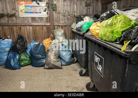 13.03.2025, Allemagne, Berlin, Berlin - des sacs poubelles pleins se tiennent devant des poubelles débordantes en raison de la grève d'avertissement à BSR. 00S250313D741CAROEX.JPG [ Banque D'Images