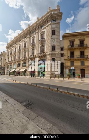 26.08.2018, Italie, Sicile, Palerme - vue extérieure de la façade d'un bâtiment historique. Historicisme tardif / architecture éclectique du palais de la ville avec richement str Banque D'Images