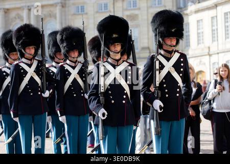 08.09.2025, Danemark, Copenhague, Hovedstaden - relève de la garde par la Garde Royale au Palais d'Amalienborg. Le changement de garde par le R Banque D'Images