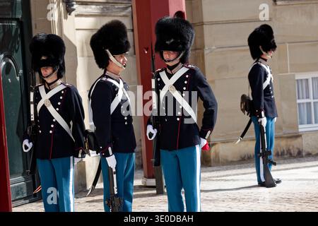 08.09.2025, Danemark, Hovedstaden, Copenhague - relève de la garde par la Garde Royale au Palais d'Amalienborg. Le changement de garde par le R Banque D'Images