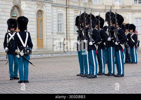 08.09.2025, Danemark, Copenhague, Hovedstaden - relève de la garde par la Garde Royale au Palais d'Amalienborg. Le changement de garde par le R Banque D'Images