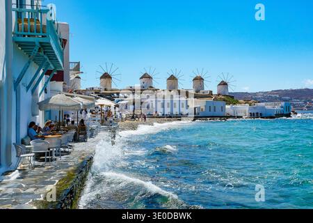 01.09.2025, Grèce, Mykonos, Mykonos - les six moulins à vent du XVIe siècle, alignés sur une colline au-dessus de la ville de Mykonos, Mykonos Chora, sont le point de repère de l'île Banque D'Images