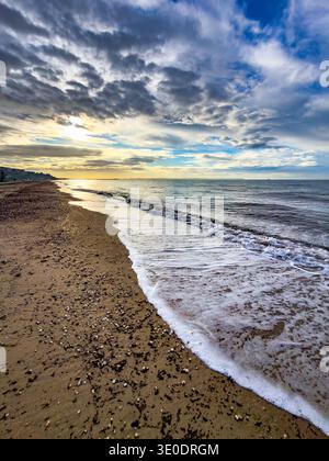 Tôt le matin, paysage marin à la plage de Paralia Portaria regardant vers Nea Moudania en Chalcidique, Macédoine centrale, Grèce. Vagues douces du Thermaic Gu Banque D'Images